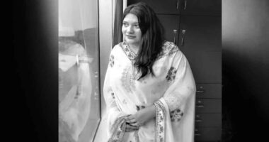 কনটেন্ট ক্রিয়েটর ও অভিনেত্রী কারিনা কায়সারের জা'না'জা নামাজে গুরুত্বপূর্ণ ব্যক্তিদের অংশগ্রহণ