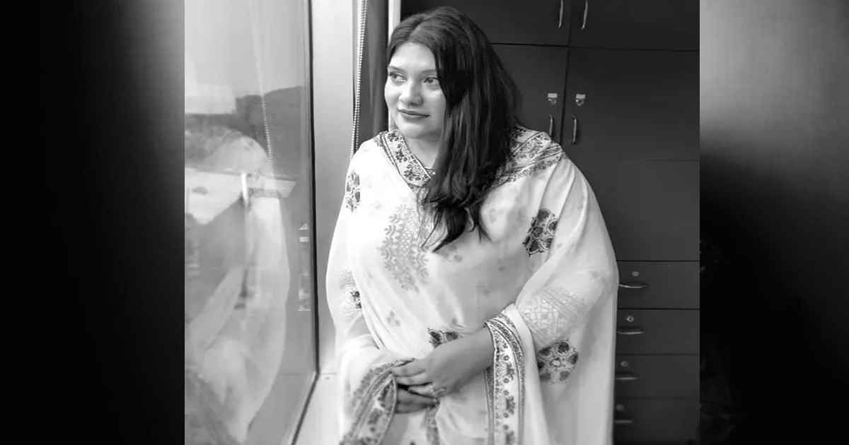 কনটেন্ট ক্রিয়েটর ও অভিনেত্রী কারিনা কায়সারের জা’না’জা নামাজে গুরুত্বপূর্ণ ব্যক্তিদের অংশগ্রহণ