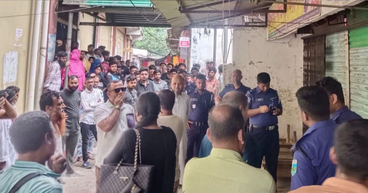 সিরাজগঞ্জে নিজ দোকানে গলাকাটা অবস্থায় পড়েছিল ব্যবসায়ী