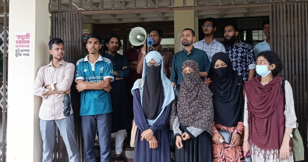 শিশু রামিসা হত্যার বিচার দাবিতে কুবিতে শিক্ষার্থীদের বিক্ষোভ মিছিল