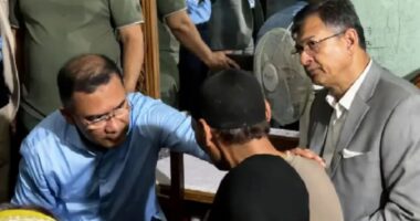 রামিসার বাবার কাঁধে হাত রেখে আশ্বাস দিলেন প্রধানমন্ত্রী