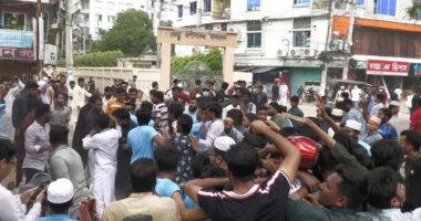 কার্যক্রম নিষিদ্ধ আ.লীগের ঝটিকা মিছিলের চেষ্টা, ধানমন্ডিতে আটক ২৩