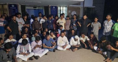 হামলার ঘটনায় মামলা না নেওয়ায় থানায় অবস্থান নাসীরুদ্দীন পাটওয়ারীর