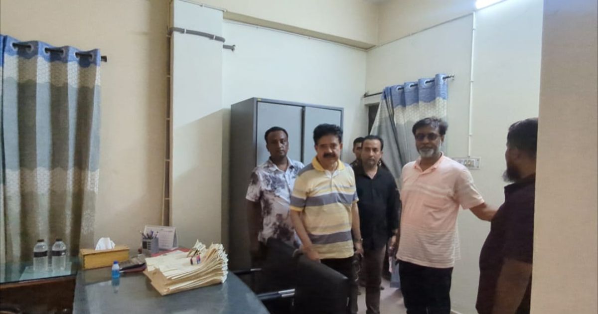 রামগঞ্জে সাব-রেজিস্ট্রার কার্যালয়ে এমপি সেলিমের আকস্মিক পরিদর্শন: ১১টাতেও মেলেনি কর্মকর্তার দেখা