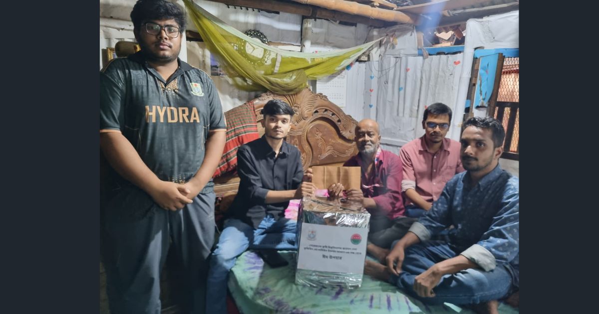 শেকৃবির অসুস্থ কর্মচারীর পাশে ছাত্রদল নেতা আকাশ