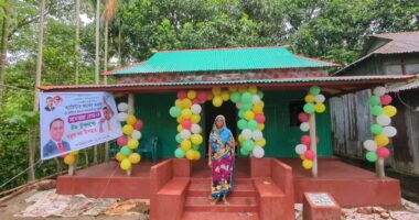 অসহায় মনোয়ারা বেগমকে ঘর উপহার দিলেন ডেপুটি স্পিকার ব্যারিস্টার কায়সার কামাল এমপি
