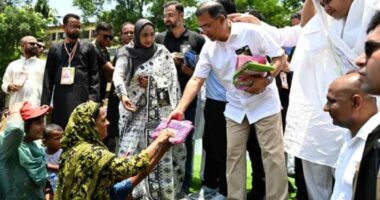শহীদ জিয়াউর রহমানের শাহাদাত বার্ষিকী উপলক্ষ্যে ঢাকার ১৬টি স্থানে দুস্থদের মধ্যে কাপড় ও খাবার বিতরণ করছেন প্রধানমন্ত্রী