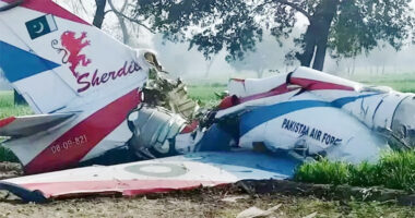 পাকিস্তান বিমানবাহিনীর যুদ্ধবিমান বিধ্বস্ত, ২ চালক নিহত