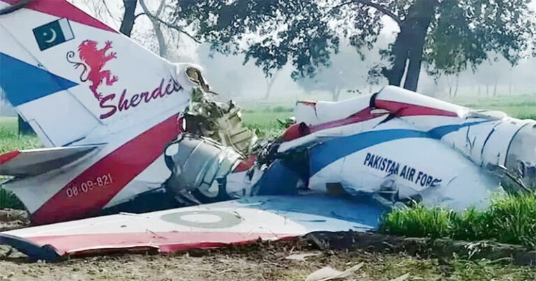 পাকিস্তান বিমানবাহিনীর যুদ্ধবিমান বিধ্বস্ত, ২ চালক নিহত