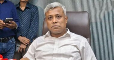 বাধ্য হয়েই দেশে জ্বালানি তেলের দাম বাড়িয়েছি, বিশ্ববাজারে দাম কমলে দেশেও দ্রুত দাম কমানো হবে : জ্বালানি প্রতিমন্ত্রী