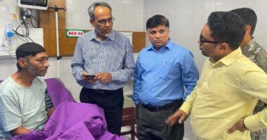 শিশু রামিসার বাবাকে দেখতে হাসপাতালে বিএনপির স্বাস্থ্য সম্পাদক ডা. রফিক