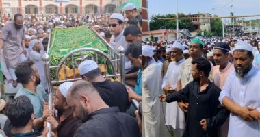 জনতার শ্রদ্ধা ও রাষ্ট্রীয় সম্মানে শেষ বিদায়, বর্ষীয়ান রাজনীতিক তোফায়েল আহমেদের