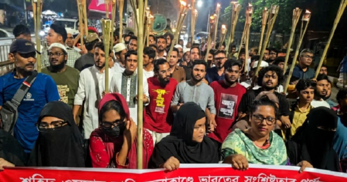 হাদি হত্যার বিচার, খুনিদের দেশে ফিরিয়ে আনা, দেশি-বিদেশি চক্রান্ত উদ্‌ঘাটনের দাবিতে ইনকিলাব মঞ্চের মশাল মিছিল