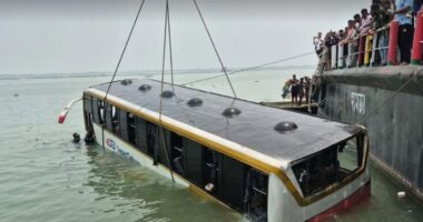 পদ্মায় ডুবে যাওয়া বাস উদ্ধার, কোনো হতাহতের ঘটনা ঘটেনি