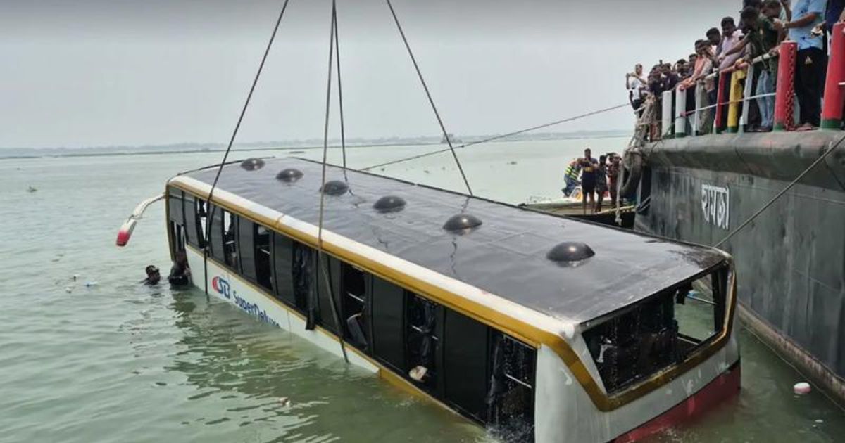 পদ্মায় ডুবে যাওয়া বাস উদ্ধার, কোনো হতাহতের ঘটনা ঘটেনি