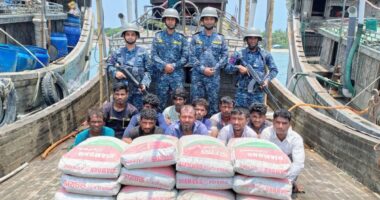 মিয়ানমারে পাচারকালে সিমেন্ট-বোটসহ ৫২ জনকে আটক করলো নৌবাহিনী