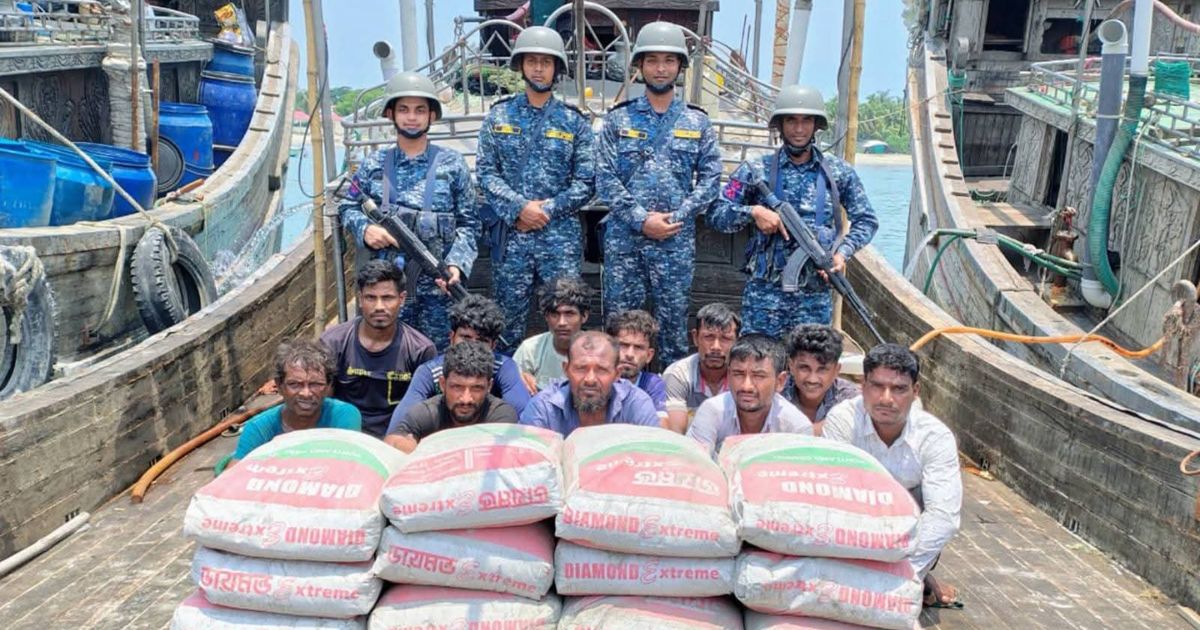 মিয়ানমারে পাচারকালে সিমেন্ট-বোটসহ ৫২ জনকে আটক করলো নৌবাহিনী