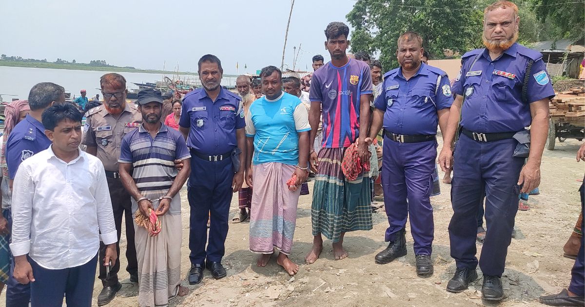 অবৈধভাবে বালু উত্তোলনের দায়ে ড্রেজার মালিককে জরিমানা