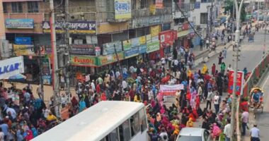 পোশাক কারখানা বন্ধের প্রতিবাদে কচুক্ষেতে সড়ক অবরোধ