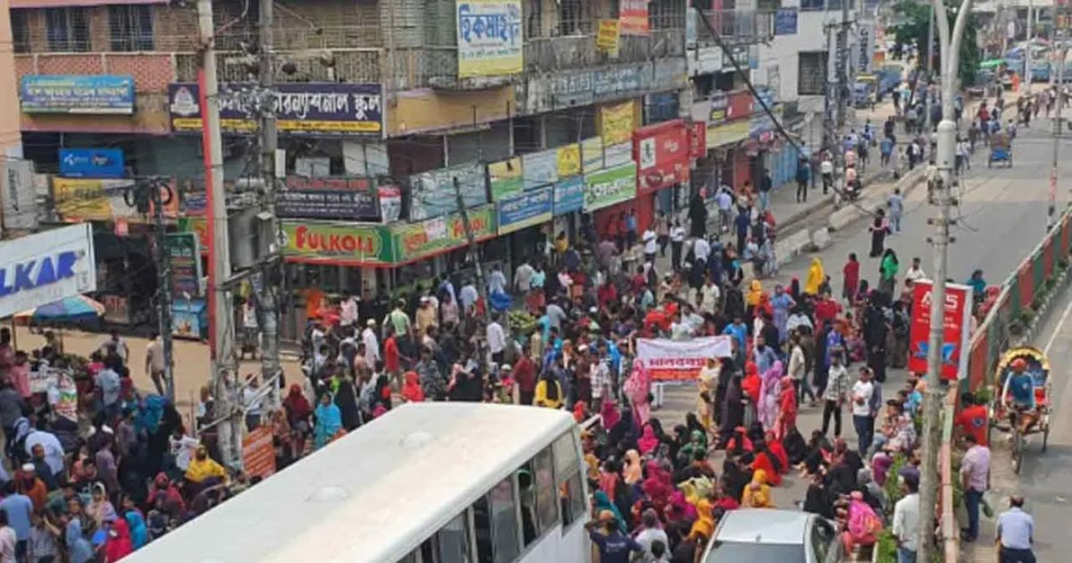 পোশাক কারখানা বন্ধের প্রতিবাদে কচুক্ষেতে সড়ক অবরোধ