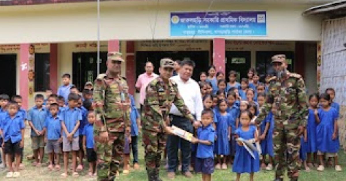 শিক্ষার আলো ছড়াতে সেনাবাহিনীর উদ্যোগ, শিক্ষার্থীদের মাঝে শিক্ষা সামগ্রী বিতরণ