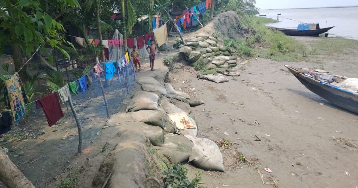 তেঁতুলিয়া নদীর বেড়িবাঁধ ভেঙে ১৪০ পরিবারের মাঝে আতঙ্ক