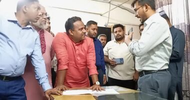 ‘হয় কাজ করবেন, না হলে চলে যাবেন’: স্বাস্থ্য কর্মকর্তাকে প্রতিমন্ত্রীর কড়া হুঁশিয়ারি