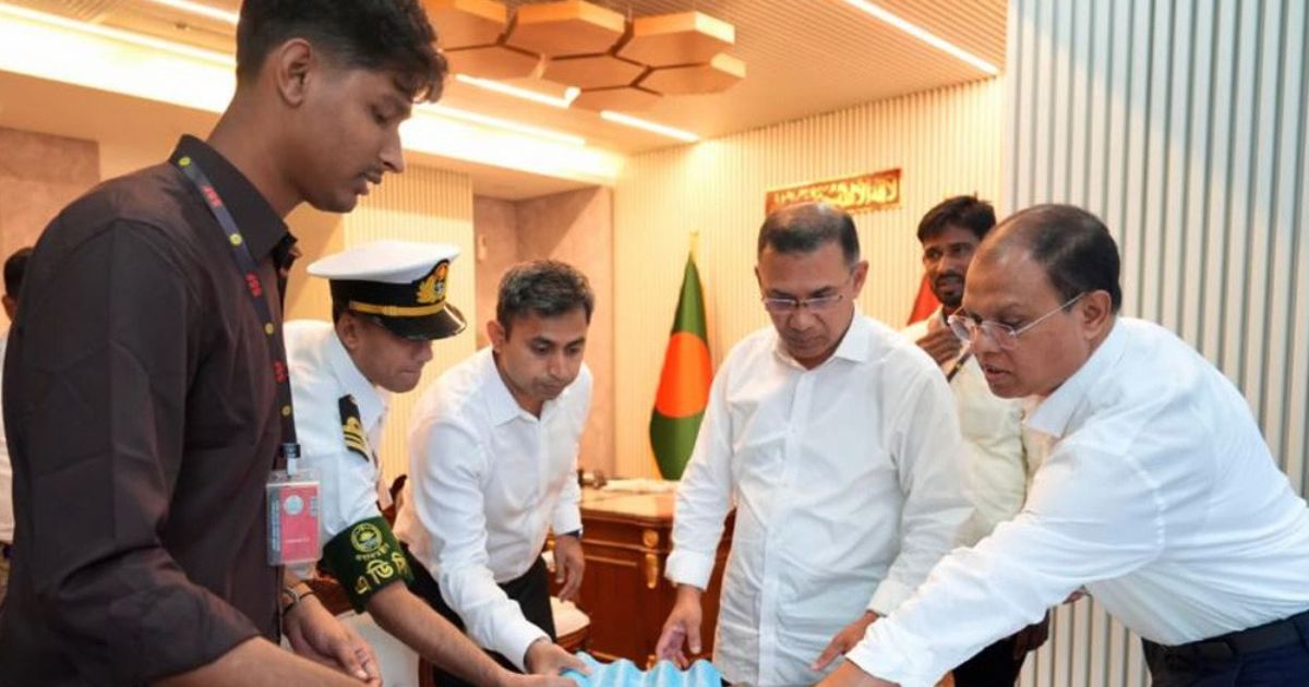 পচা সবজি থেকে পচনশীল পলিথিন, সাজ্জাদুলের উদ্ভাবনে মুগ্ধ প্রধানমন্ত্রী তারেক রহমান