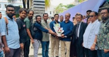 বাংলাদেশ রিপোর্টার্স ক্লাব ট্রাস্টের পক্ষ থেকে বিভাগীয় কমিশনারকে ফুলেল শুভেচ্ছা