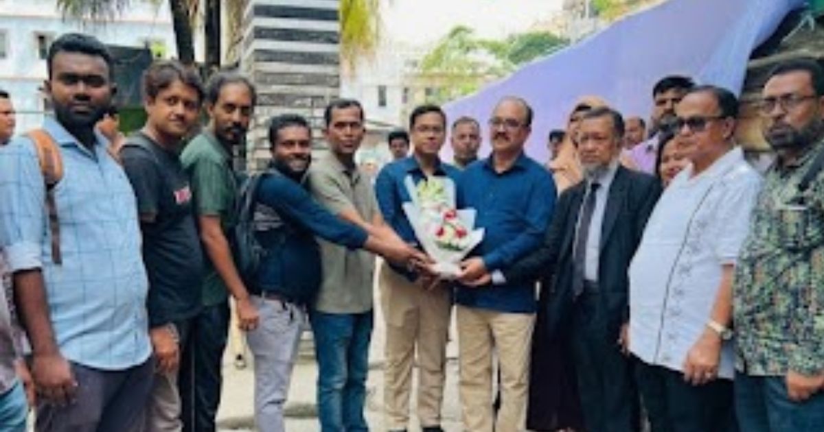 বাংলাদেশ রিপোর্টার্স ক্লাব ট্রাস্টের পক্ষ থেকে বিভাগীয় কমিশনারকে ফুলেল শুভেচ্ছা