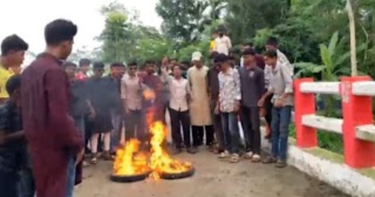 নিষিদ্ধ ছাত্রলীগের টায়ার জ্বালিয়ে বিক্ষোভ, গ্রেফতার-৩
