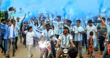 ২০০ ফুট পতাকা নিয়ে নজরুল বিশ্ববিদ্যালয়ে আর্জেন্টিনা ভক্তদের বিশাল শোডাউন