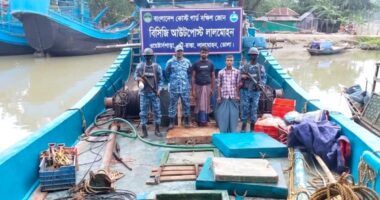অবৈধ আর্টিসানাল ট্রলিং বোট ও ট্রলিং জাল সহ দুই জনকে আটক করেছে কোস্টগার্ড