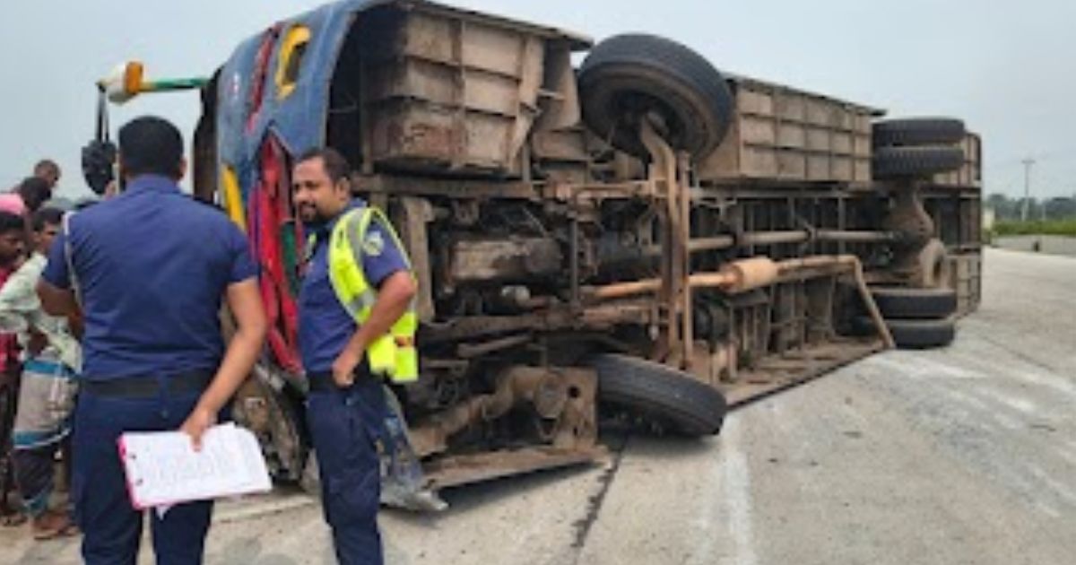 নিয়ন্ত্রণ হারিয়ে যাত্রীবাহী বাস উল্টে ১ যাত্রীর হাতের কব্জি বিচ্ছিন্ন আহত ১০ জন