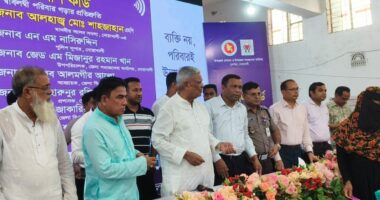 সুবর্ণচরে ৬১৫ পরিবারের মাঝে ফ্যামিলি কার্ড বিতরণ