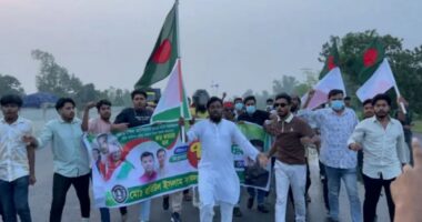 মুখে মাস্ক ও হেলমেট পরে মহাসড়কে নি’ষি’দ্ধ ছাত্রলীগের মিছিল