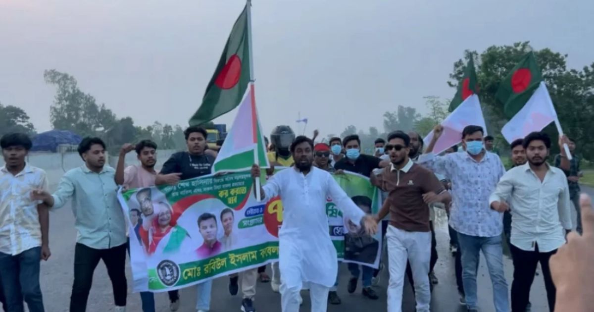 মুখে মাস্ক ও হেলমেট পরে মহাসড়কে নি’ষি’দ্ধ ছাত্রলীগের মিছিল
