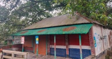 লাল-সবুজের বারান্দায় দেশপ্রেম: মুদি দোকানি আব্দুর রাজ্জাকের অনন্য উদ্যোগ