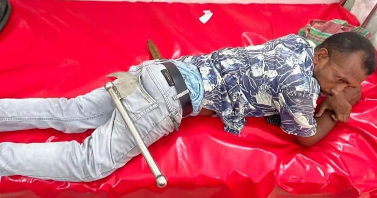 কিশোর গ্যাংয়ের হামলায় যুবকের পায়ে চাইনিজ কুড়াল বিদ্ধ, হাসপাতালে ভর্তি