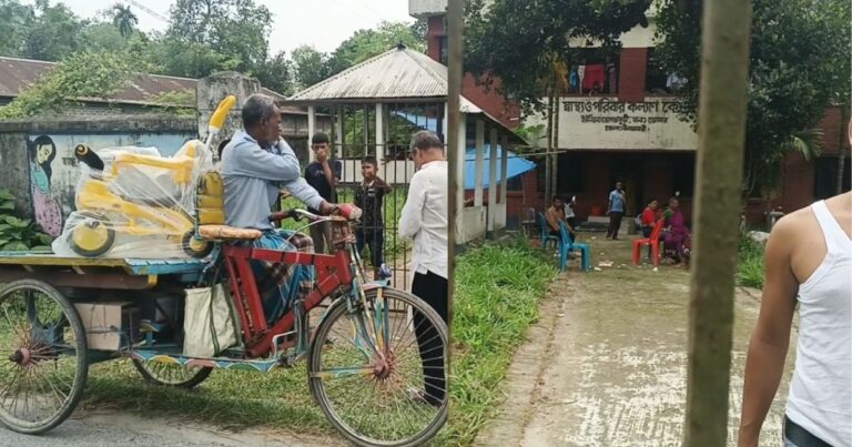 সরকারি স্বাস্থ্য কেন্দ্রের ভিতর ছেলের অন্নপ্রাশনের অনুষ্ঠান, নতুন করে আলোচনা