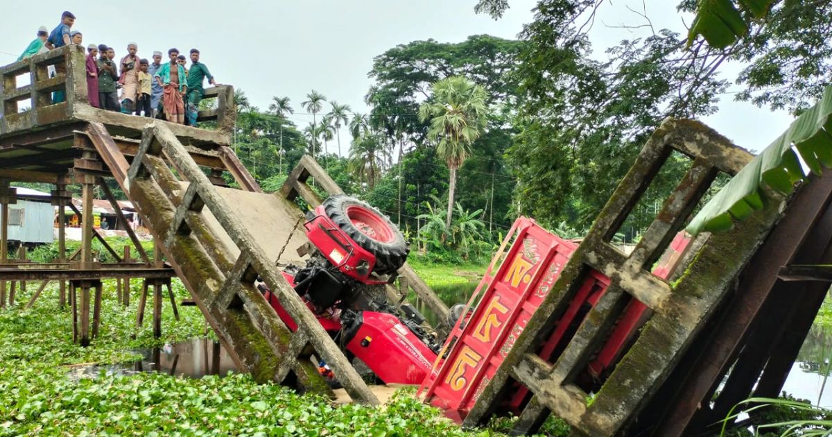 লালমোহনে হঠাৎ ব্রিজ ভেঙে ট্রাক খালে পড়ে চালক নিহত