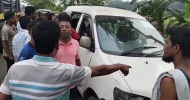রক্তাক্ত বৃদ্ধকে গুম চেষ্টার অভিযোগে মাইক্রোবাস চালককে গণপিটুনি