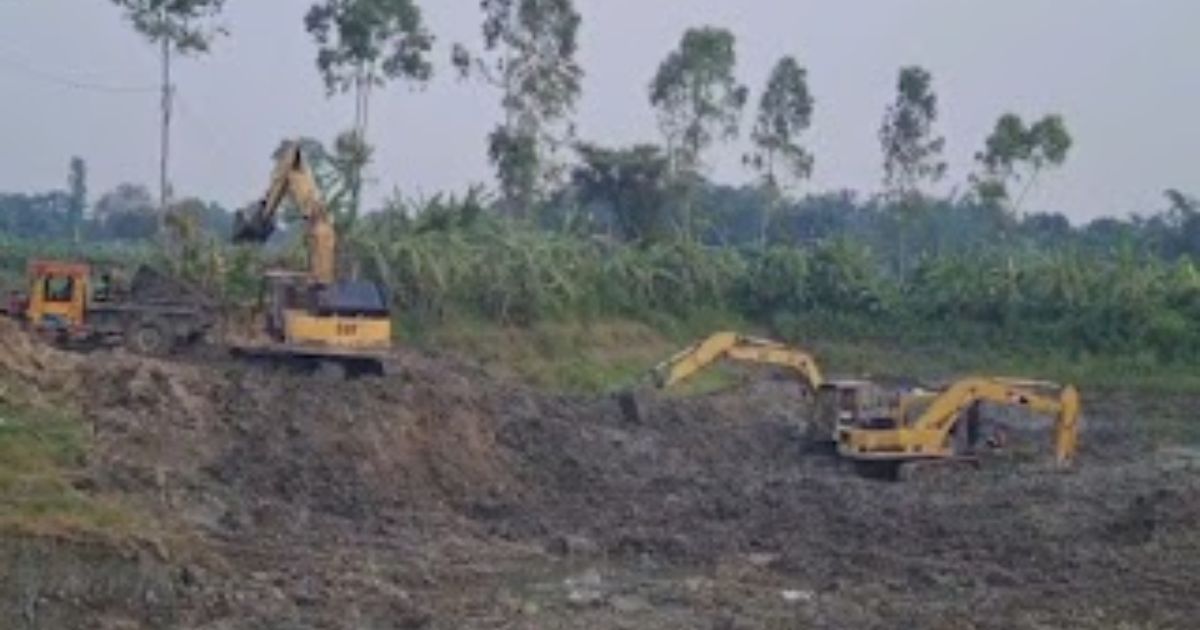 গুরুদাসপুরে গভীর রাতে ইটভাটায় মাটি বহনকারী গাড়ির দৌরাত্ম্য, অতিষ্ঠ এলাকাবাসী