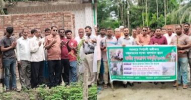 লালমোহনে খাল খনন প্রকল্পের আওতায় খালের পাশে বৃক্ষ রোপণ কর্মসূচির উদ্বোধন করেন ইউএনও