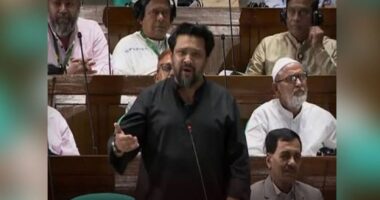 ‘এখানে বসে বসে অনেকখানি উর্দু শিখে ফেলেছি’: হুম্মাম কাদের
