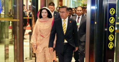 রাতেই চীন থেকে দেশে ফিরছেন প্রধানমন্ত্রী, কোনো ধরনের র‌্যালি-শোডাউন না করার নির্দেশ