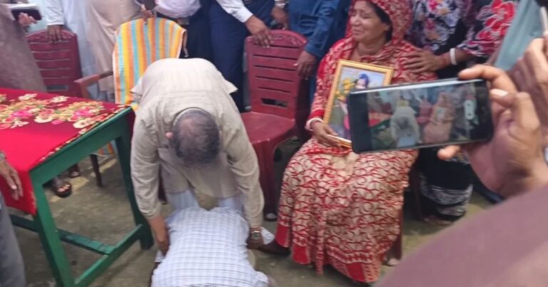 মেয়ে হত্যার বিচার চেয়ে মন্ত্রীর পায়ে লুটিয়ে পড়লেন বাবা-মা, দোষীদের দৃষ্টান্তমূলক শাস্তির আশ্বাস মুক্তিযুদ্ধা মন্ত্রীর