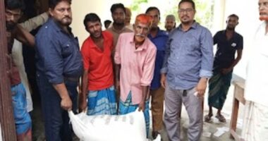 লালমোহনে সমুদ্রগামী জেলেদের মধ্যে চাল বিতরণ