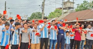 মাদককে লাল কার্ড দেখিয়ে সচেতনতার বার্তা দিলেন ফুটবলপ্রেমীরা