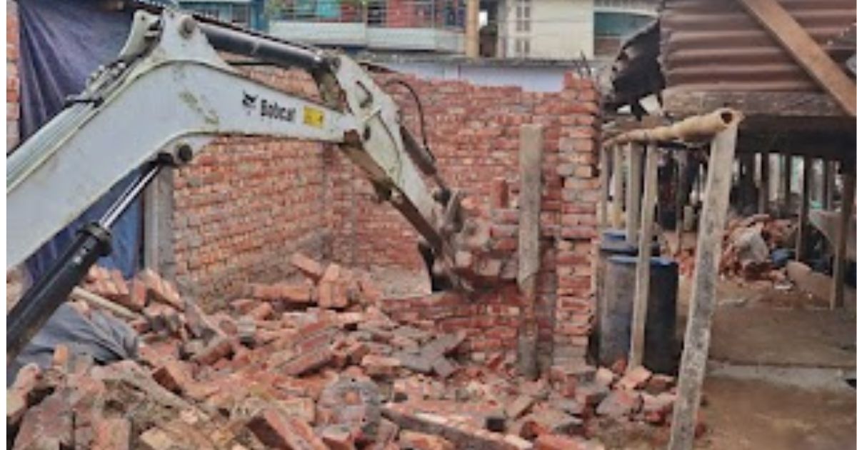 শেরপুরে বারদুয়ারি হাটে সরকারি জায়গার ৬ অবৈধ দোকান উচ্ছেদ করলো পৌর প্রশাসন